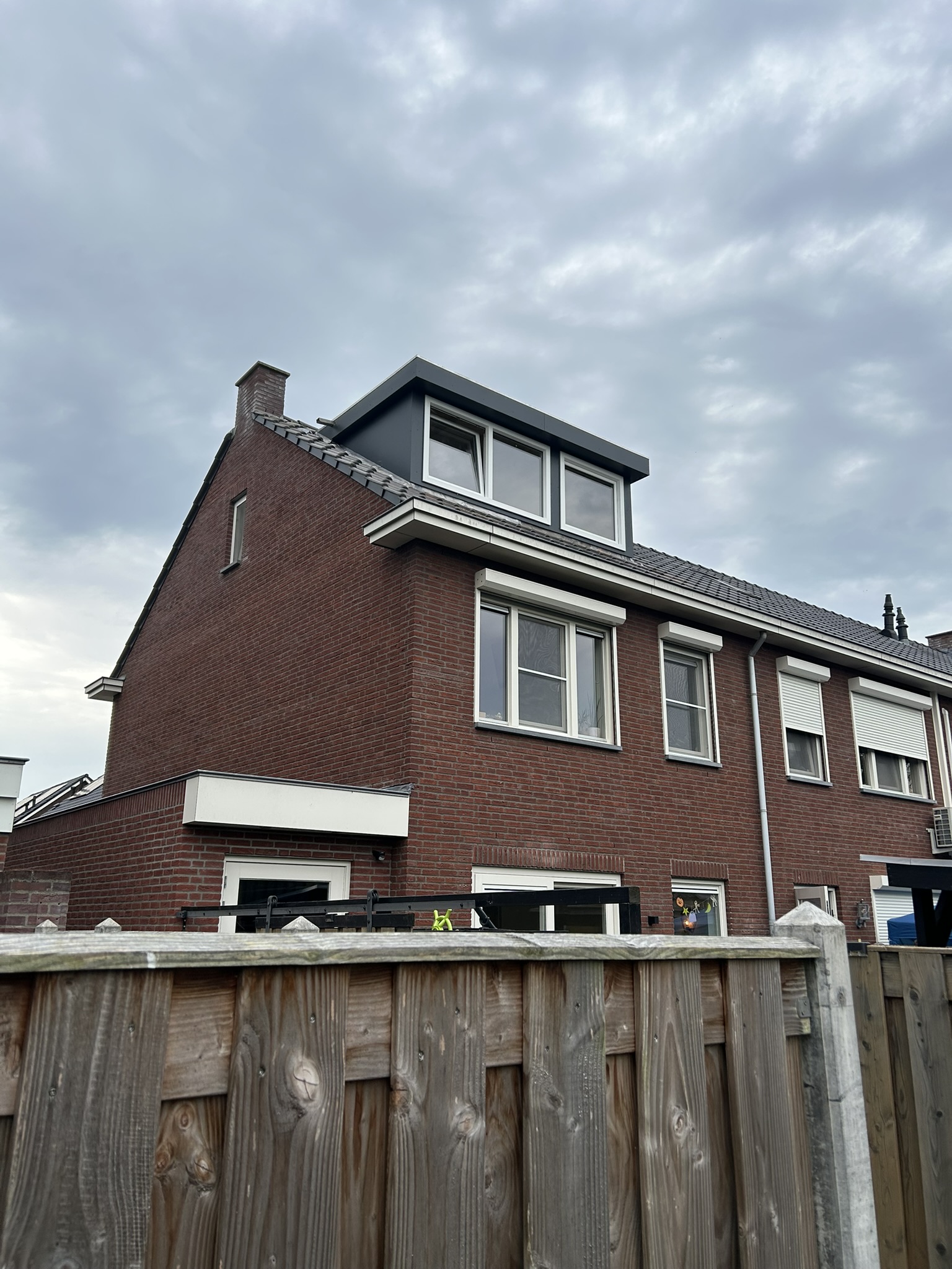 dakkapel staat op dak ramen dicht